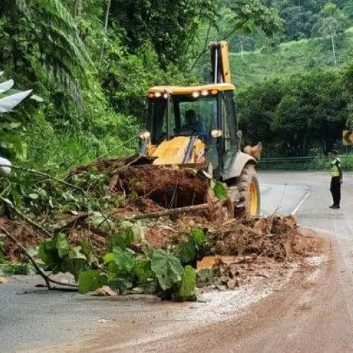 Lluvias causan cierres y restricciones en varias vías de Ecuador este 12 de marzo