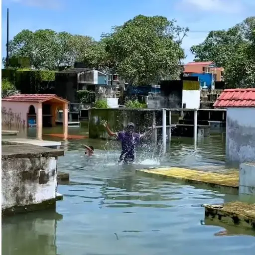 Entre tumbas y agua: el cementerio de Ventanas queda bajo inundación y se convierte en improvisado balneario 