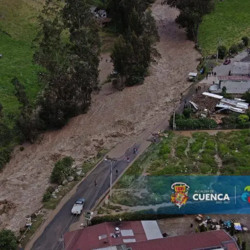 Desbordamiento del río Yanuncay provoca inundaciones y evacuaciones en Cuenca