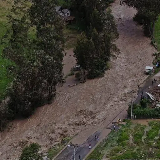 Desbordamiento del río Yanuncay provoca inundaciones y evacuaciones en Cuenca