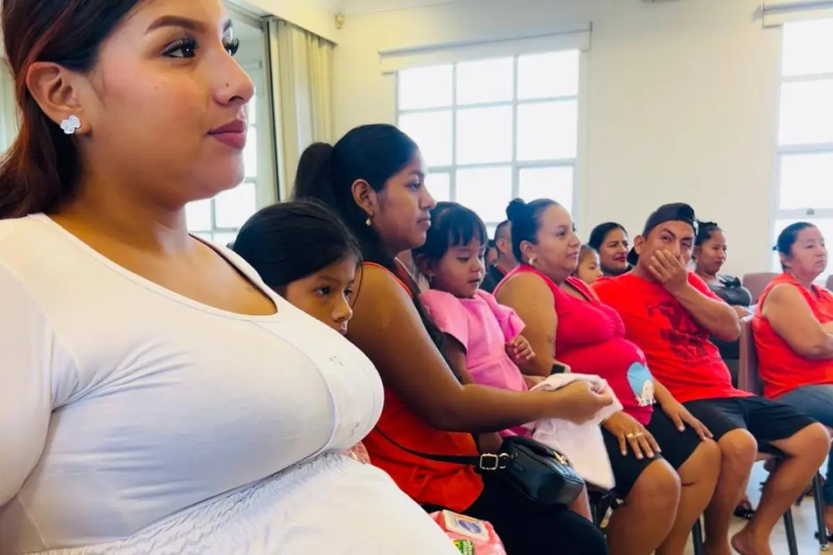 María José Mero fue una de las madres que conoció la doble sorpresa que Iluminará su hogar y al barrio Honduras, de Jaramijó., El Diario