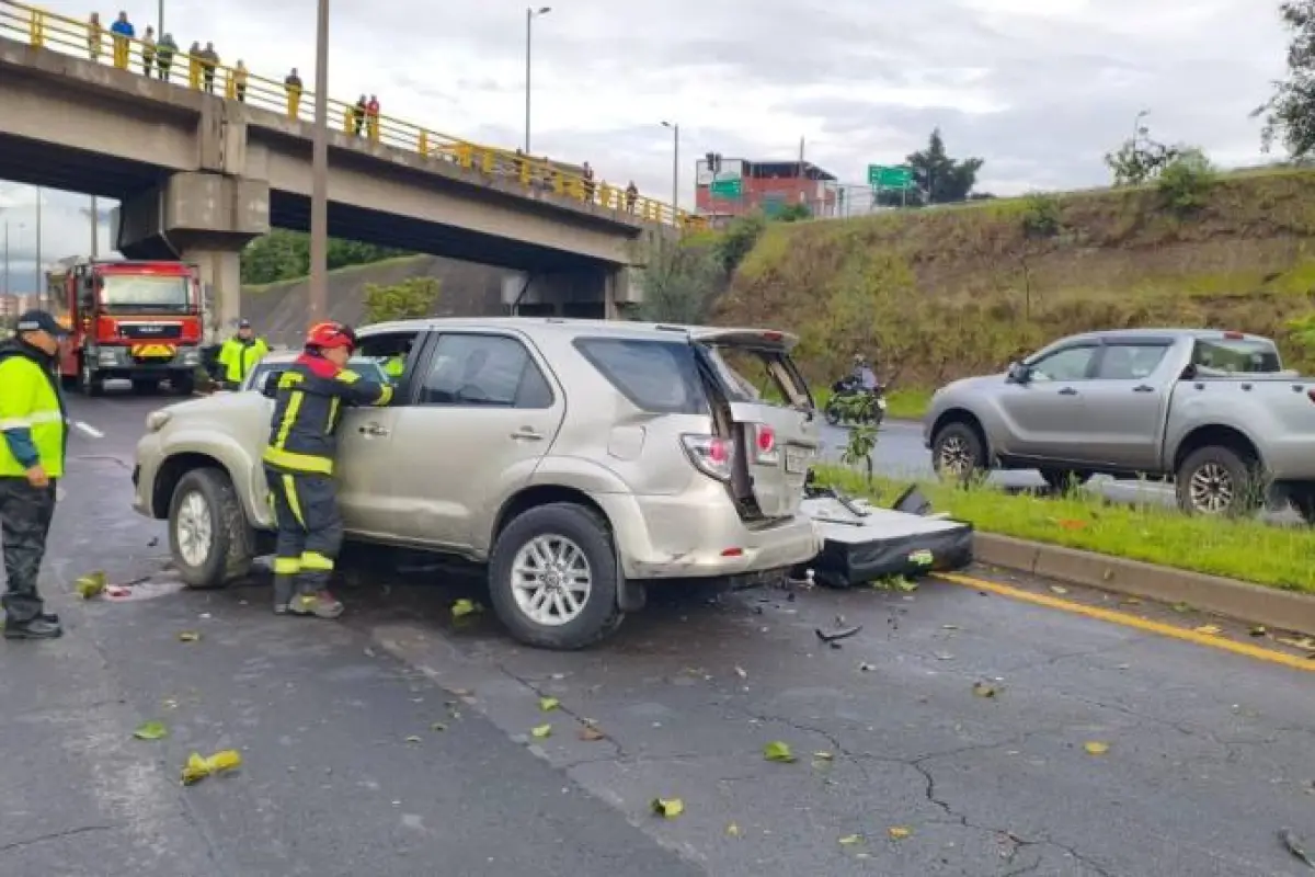 Uno de los vehículos involucrados., Bomberos Quito