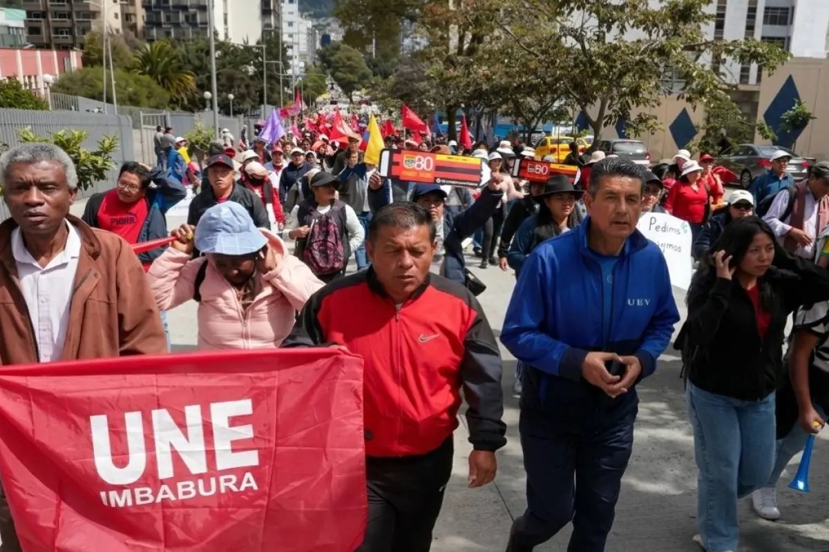 La UNE convoca a movilización nacional en Ecuador contra el acuerdo ministerial sobre flexibilidad laboral.