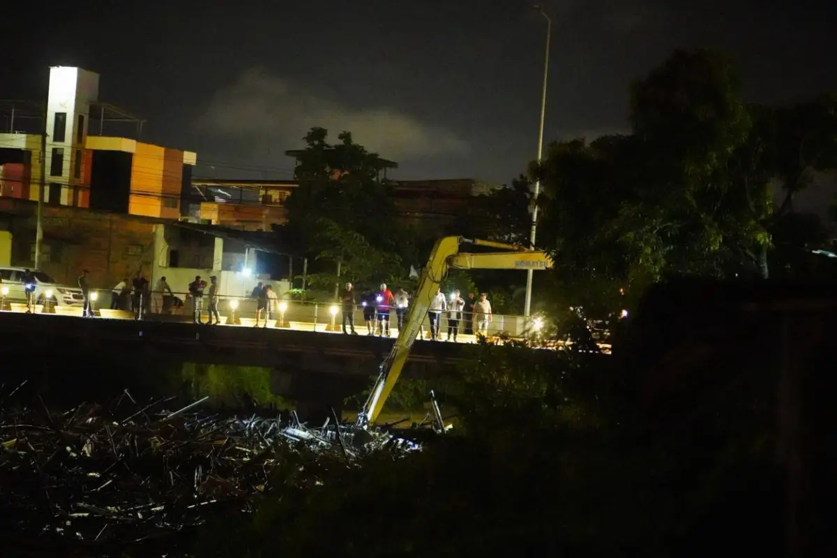 Personal del Municipio de Chone brinda atención médica y entrega suministros a ciudadanos afectados por la creciente de los ríos Mosquito y Garrapata.