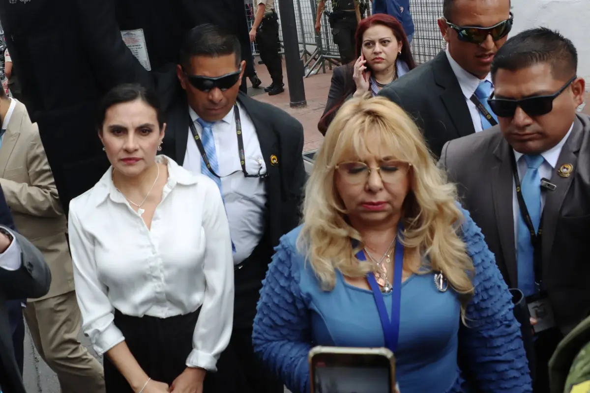 Verónica Abad (izq.) en la audiencia de revisión de cumplimiento de sentencia , en el caso de acción de protección va su favor emitida por la Jueza Nubia Vera., API