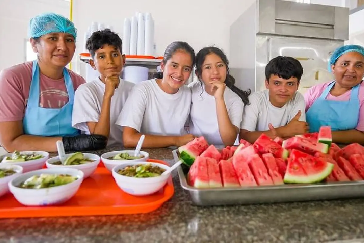 Entrega de productos frescos y nutritivos del programa de alimentación escolar en unidades educativas del Ecuador.
