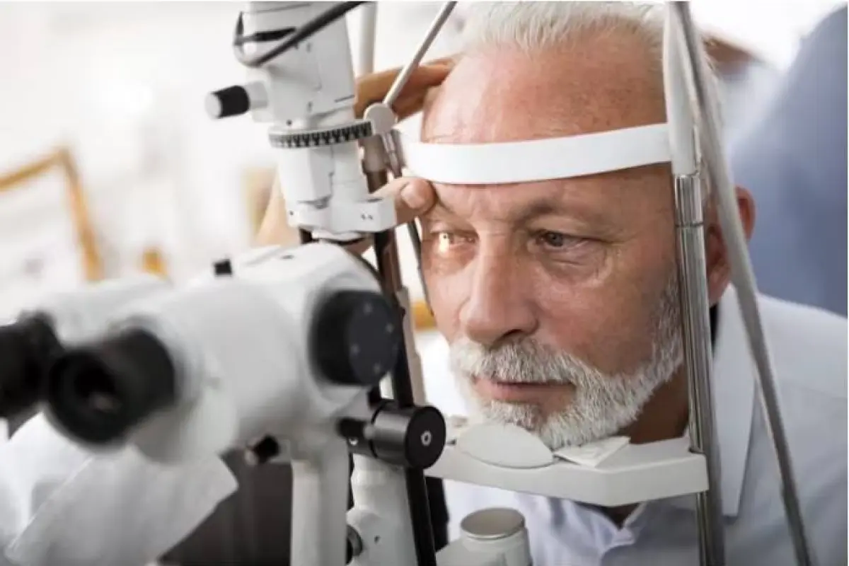 Hombre sometiéndose a una prueba ocular., Europa Press.