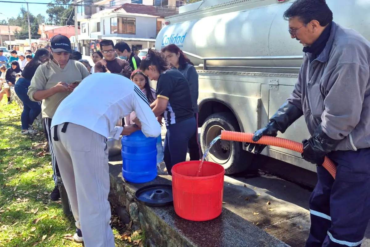Un sector de Cuenca recibía agua por tanqueros en 2025, debido a daños en las tuberías en la calle del Molino y Av. de las Américas. En esa ciudad esa competencia la tiene ETAPA EP. , Boris Romoleroux/API
