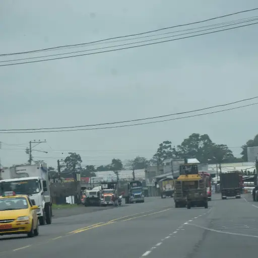 Obras en la vía Santo Domingo–Buena Fe avanzan al 70 % mientras persisten cuestionamientos por los plazos