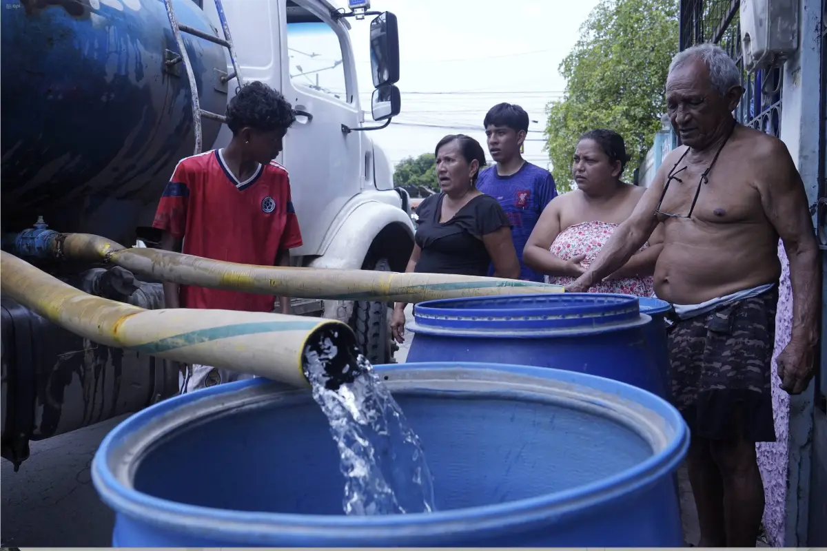 En el sector El Tropezón, de Durán, cientos de familias pugnan para que el tanquero les venda agua potable, tras tres semanas sin el servicio. El Municipio aún no da certezas sobre cuándo se resolverá la crisis., César David Muñoz/API