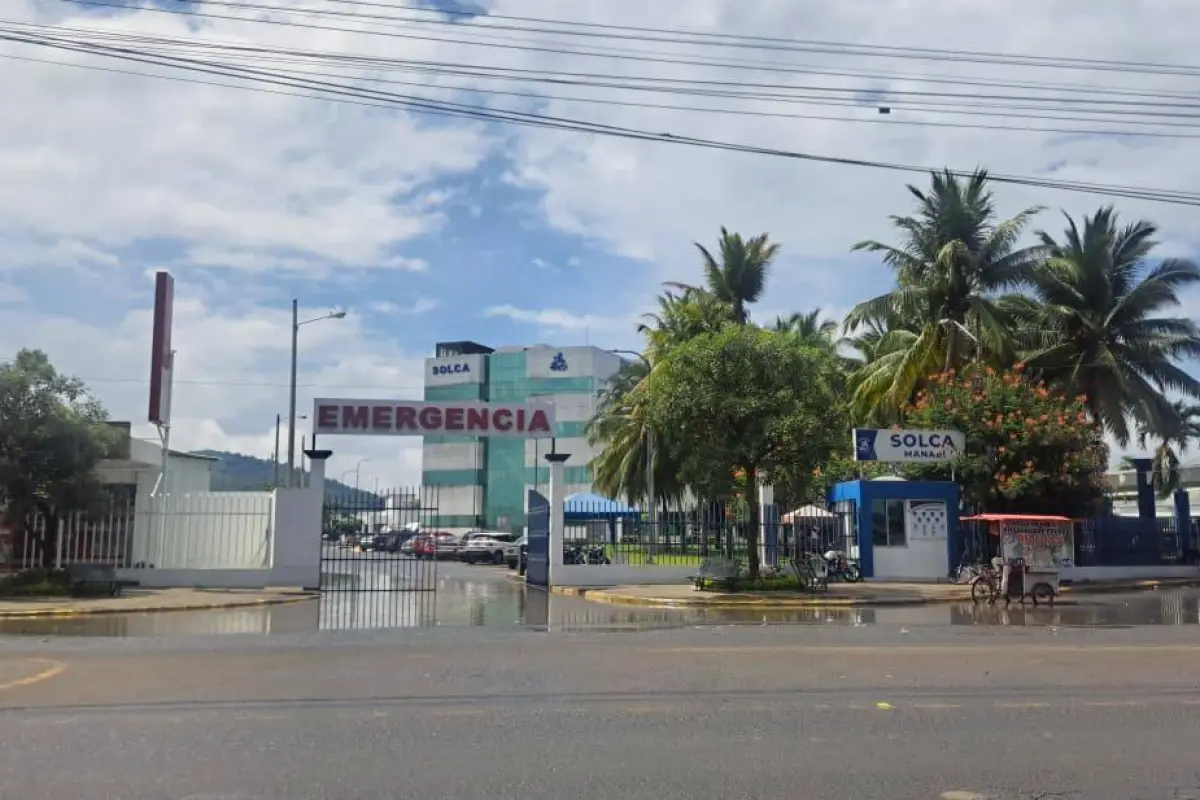Fachada principal del Hospital de Solca en Portoviejo, donde falleció una víctima de la masacre en Tosagua.