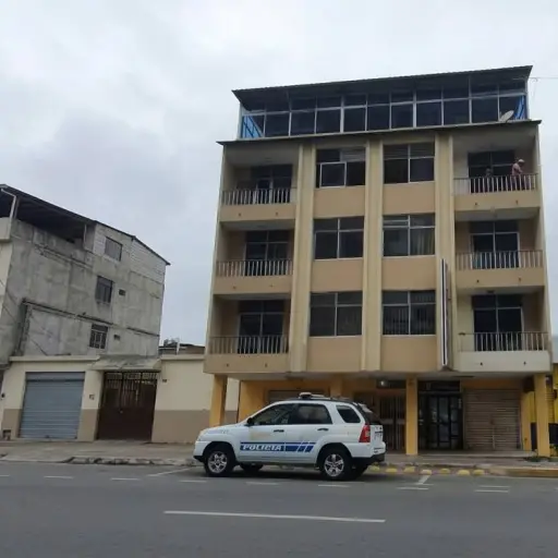 Hombre muere tras caer desde edificio de cinco pisos en Manta