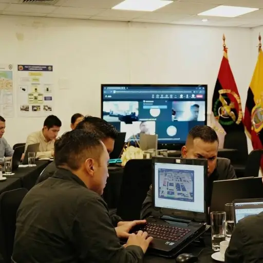 ¿Cómo funcionará el sistema de alertas de Inteligencia en contrataciones estatales según el decreto?