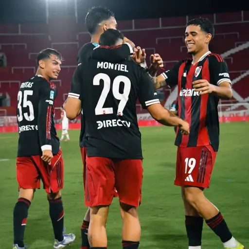 Coudet destaca a Kendry Páez: “Lo vi muy bien en juego y actitud” tras debut titular en River  