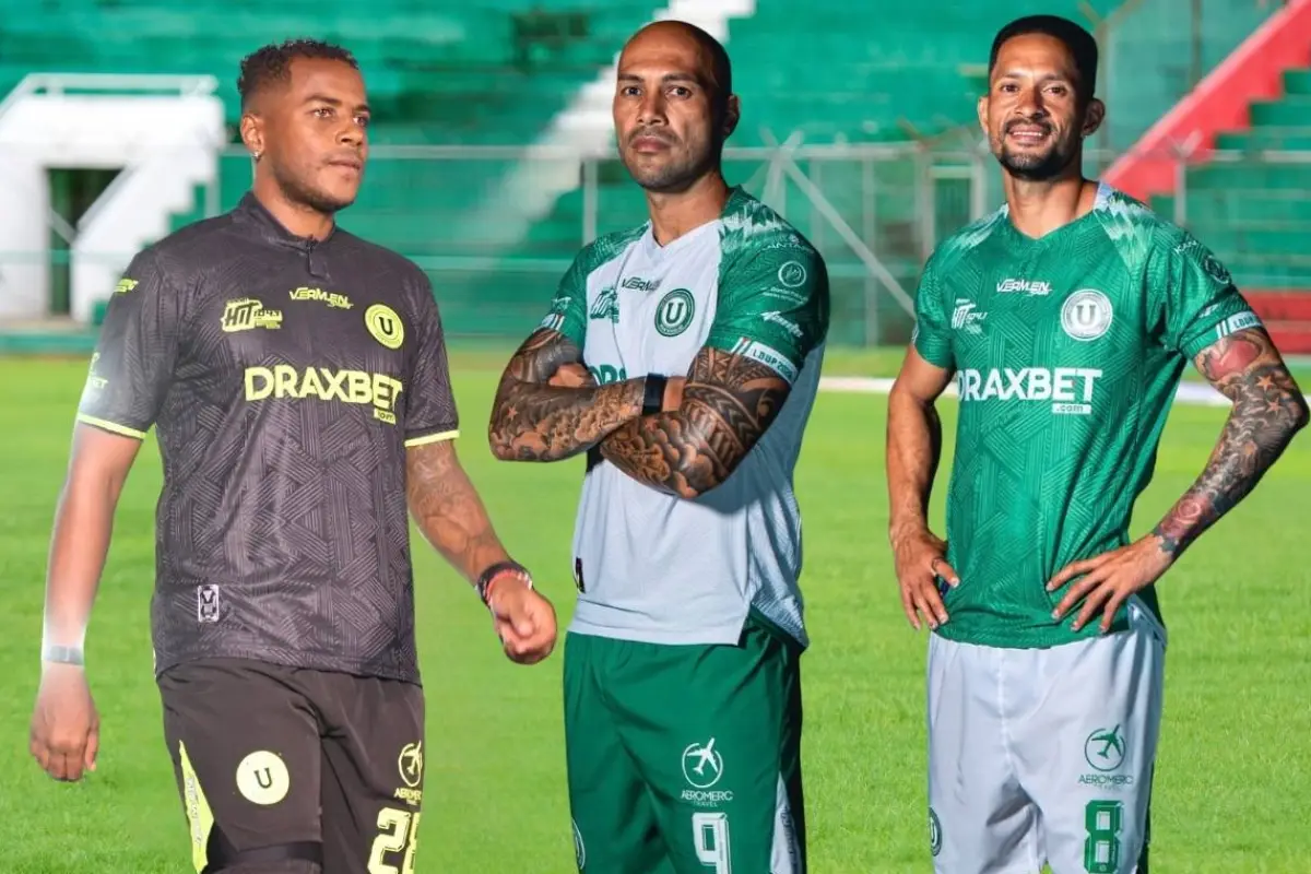 Efrén Proaño, César Espínola y Jairon Bonett con la nueva indumentaria que vestirá Liga de Portoviejo