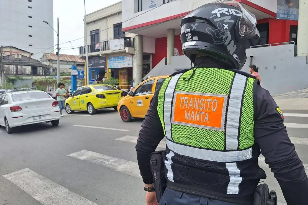 Agentes de tránsito de Manta. , El Diario