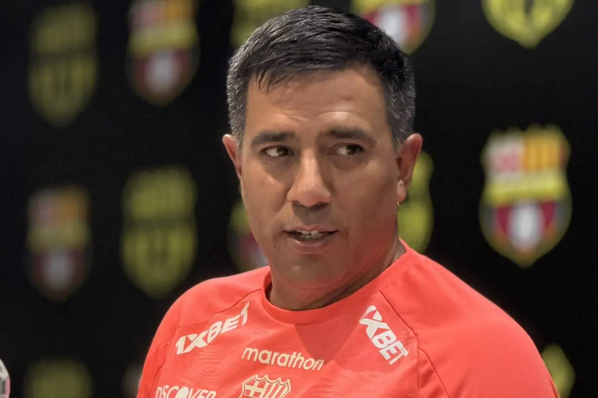 César Farías, entrenador de Barcelona