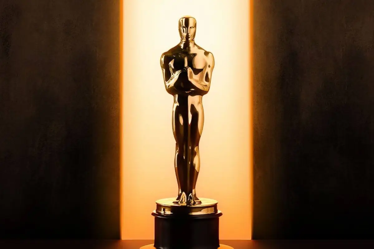 Estatuilla dorada de los Premios Oscar sobre un fondo elegante para la gala de 2026.