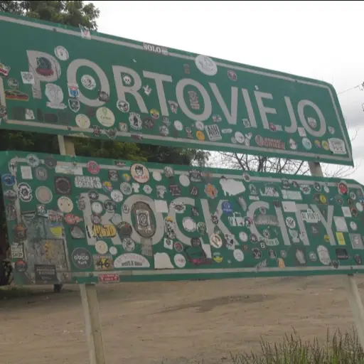 “Portoviejo Rock City”: la historia del letrero que nació de un disco y terminó convirtiéndose en símbolo de la ciudad