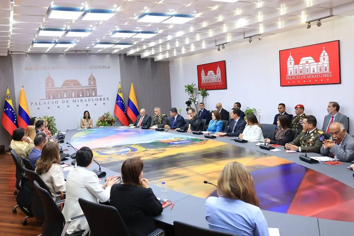 La presidenta encargada de Venezuela, Delcy Rodríguez, lidera una reunión con altos cargos del Gobierno de Colombia., Europa Press.
