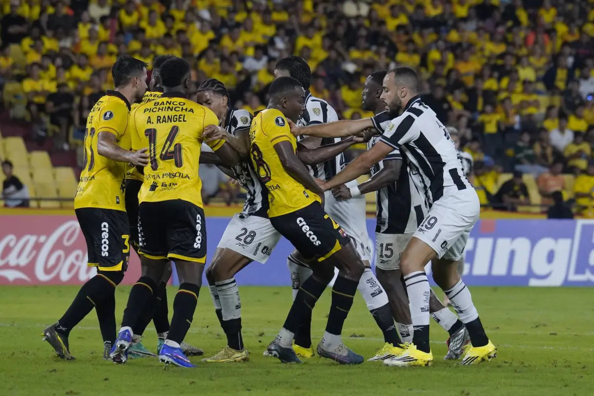 Barcelona empezó ganando el partido de local, pero se dejó empatar., César Muñoz/API.
