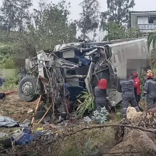 Tragedia en Azogues: bus se impactó contra una vivienda y cayó 25 metros a una quebrada