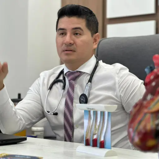 Alfredo Zambrano: la historia del cardiólogo que aprendió a leer el corazón de Manabí