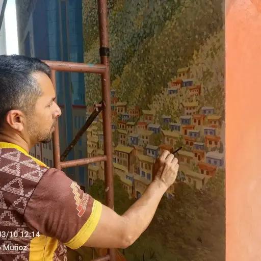 Columnas del edificio La Previsora de Portoviejo se convierten en galería urbana con murales de artistas locales
