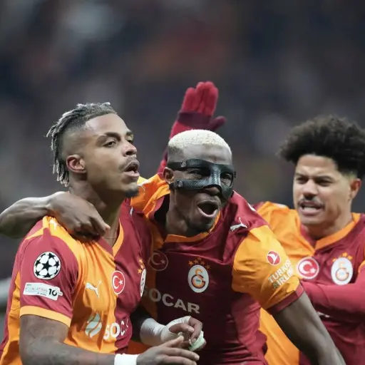 ¡Osimhen llora por pancarta gigante a su madre! Galatasaray sorprende al Liverpool