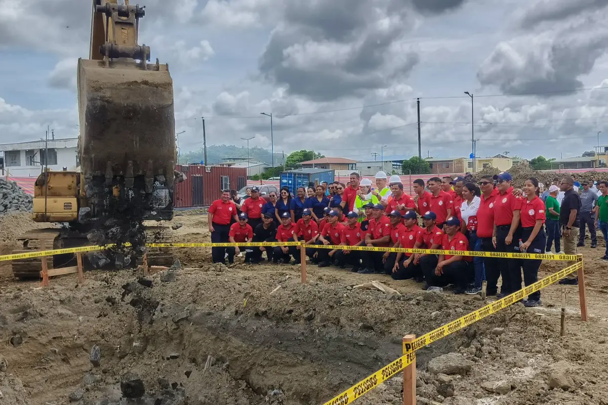 La colocación de la primera piedra del nuevo cuartel de los bomberos en Chone, César Vélez
