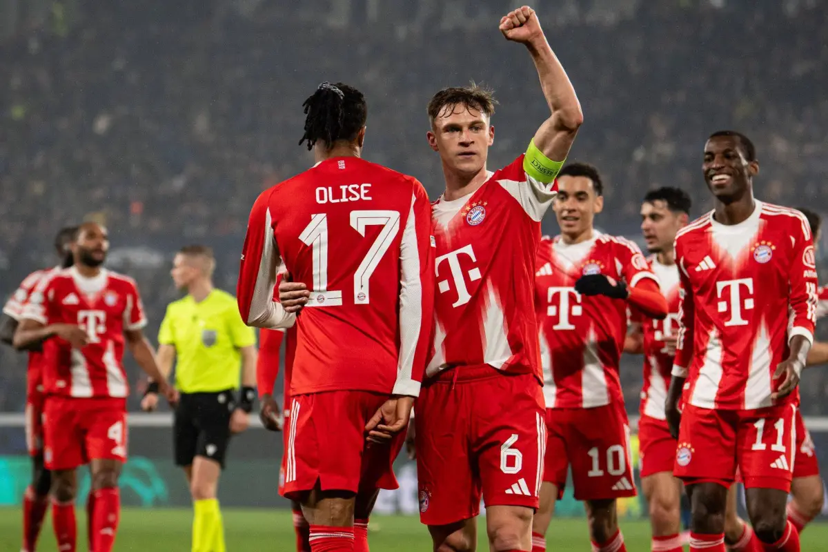 Joshua Kimmich celebra con Michael Olise uno de los goles del Bayern Múnich.