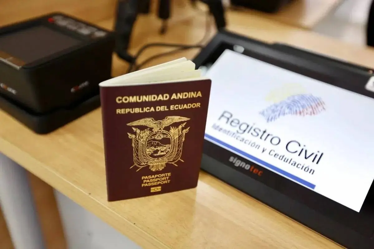 Pasaporte ecuatoriano gana posiciones en índice global de movilidad internacional., Registro Civil 
