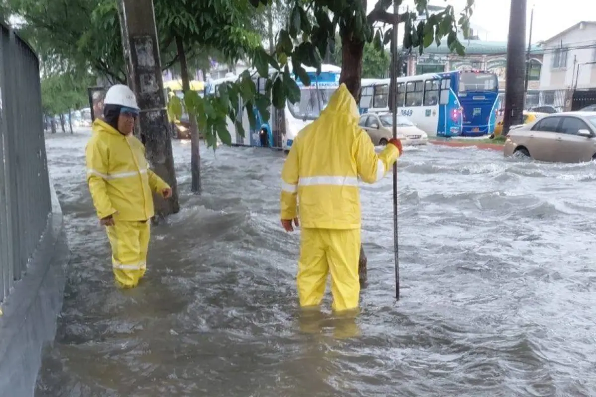 Personal de Interagua destapando alcantarillas para que el agua fluya., Interagua.