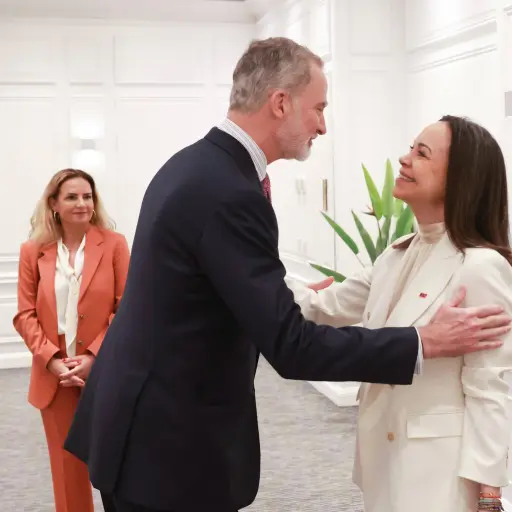 La líder opositora venezolana María Corina Machado mantiene encuentro con Felipe VI en Santiago