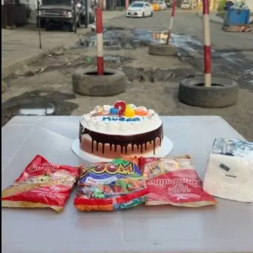 Con pastel y velas: vecinos “celebran” el cumpleaños de las calles dañadas en Miraflores