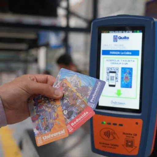 Quito comienza a entregar 300.000 Tarjetas Ciudad: así funcionará el nuevo sistema para pagar el transporte