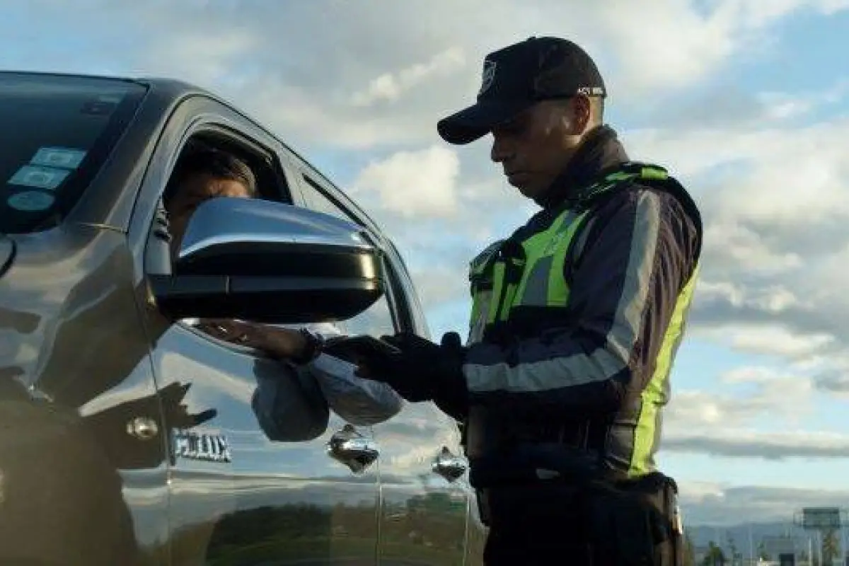 Agentes municipales en un control., Quito Informa