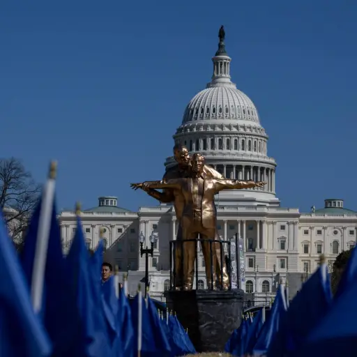 Una estatua de Trump y Epstein al estilo Titanic aparece frente al Capitolio