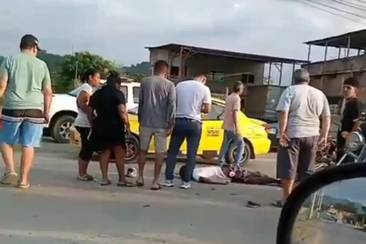 El herido quedó tirado por varios minutos en la vía hasta que fue auxiliado por paramédicos., Cortesía