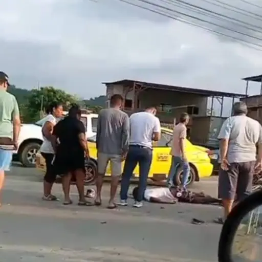 Motociclista en estado crítico tras choque con carro en Chone
