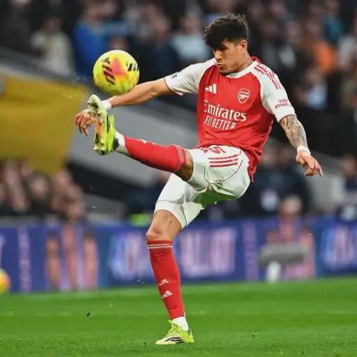 El ecuatoriano Piero Hincapié recibe el reconocimiento de Jugador del Mes en el Arsenal