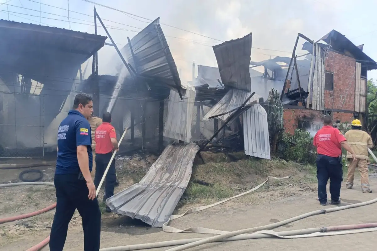 Los bomberos controlaron el incendio que redujo a cenizas todo a su paso., Cortesía