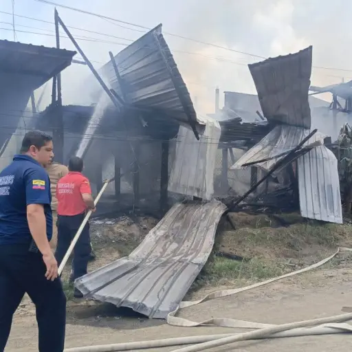 Devastador incendio arrasa dos hogares en Chone