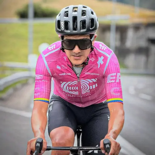 Richard Carapaz ingresa al top 20 de la clasificación general en la Tirreno-Adriático 2026 tras la etapa 3  