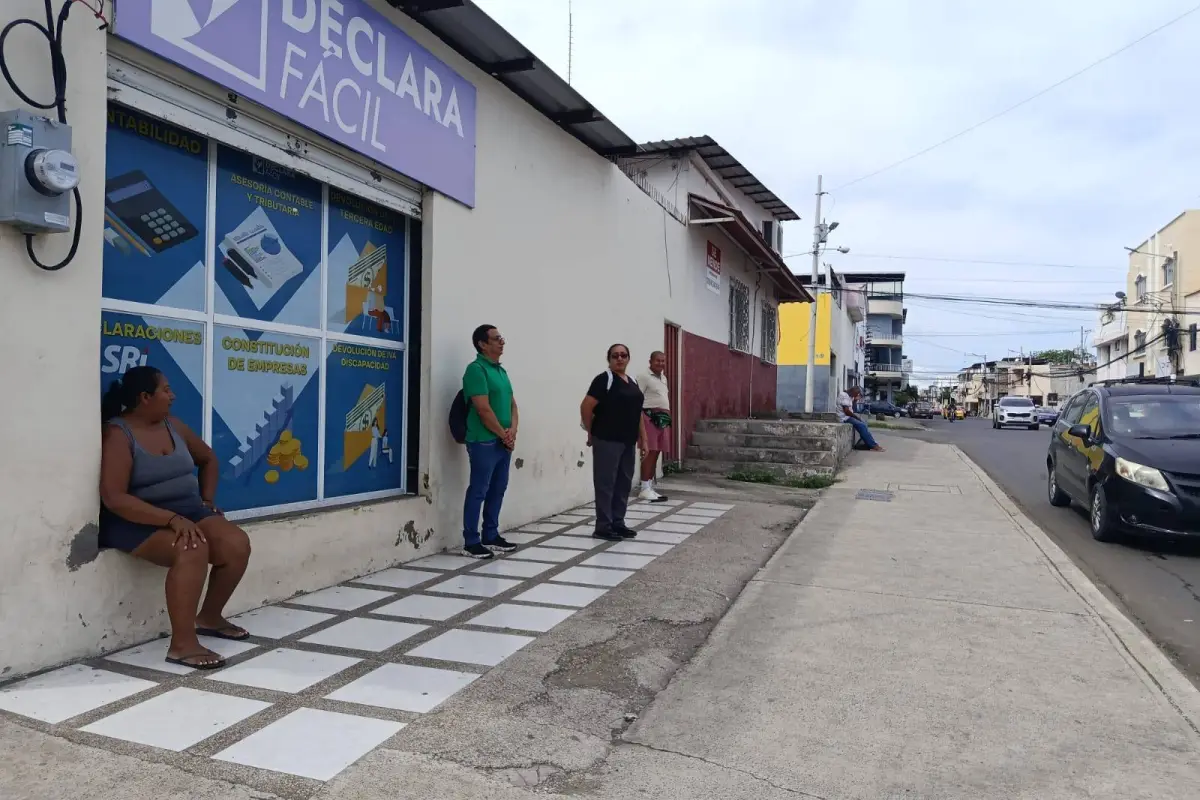 Falta de parada en calle 14; pasajeros piden inclusión en proyecto de paradas inteligentes del Municipio de Manta., El Diario