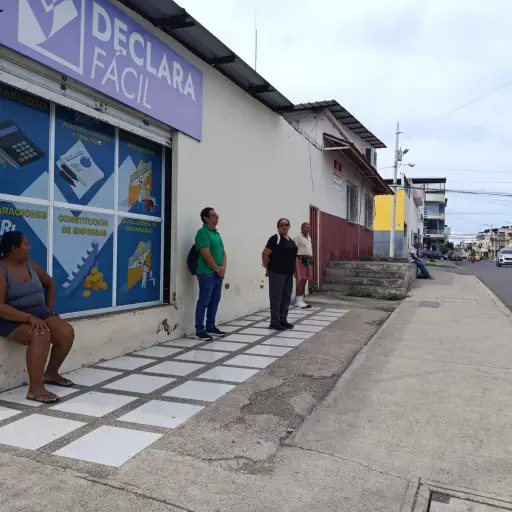 Usuarios demandan parada de buses con sombra en calle 14 de Manta ante sol y oscuridad