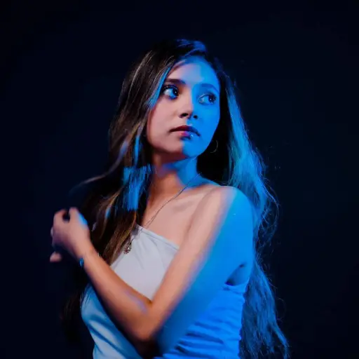La artista colombo-ecuatoriana Ashley Verdugo lanza la canción “Todo es Química”