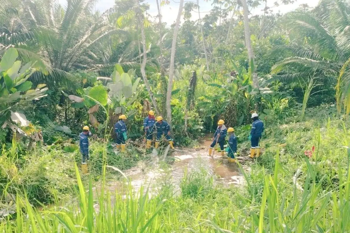 Quinindé hallan camión volcado con combustible sospechoso cerca del poliducto