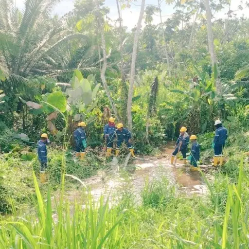 Quinindé: hallan camión volcado con combustible sospechoso cerca del poliducto