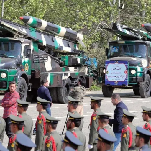Irán revela nuevo misil submarino y advierte que podría usarlo “en los próximos días”